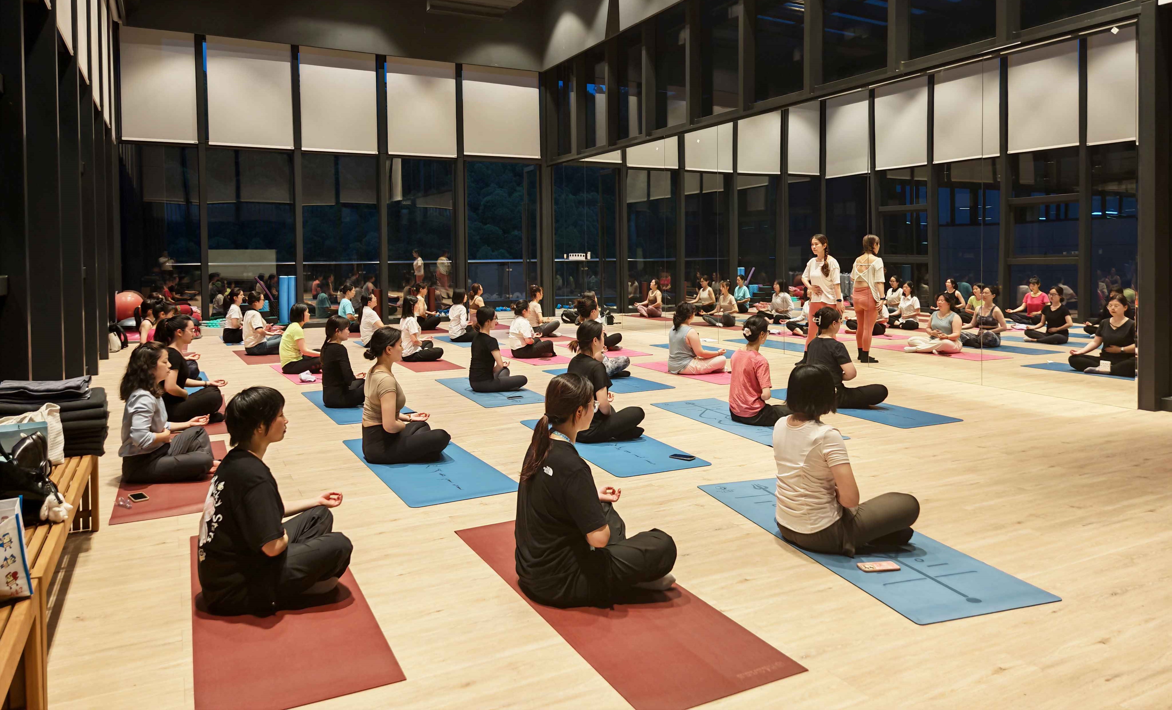 勝宏科技首期瑜伽班活力開(kāi)課 解鎖職場(chǎng)健康新方式